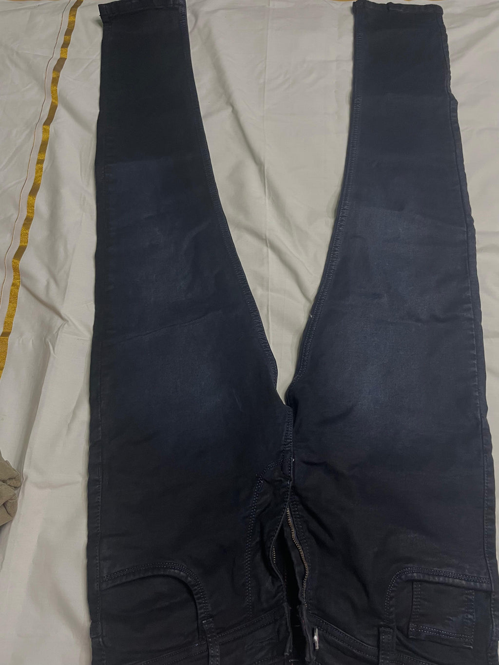 Men’s Dark Wash Cargo Jeans.